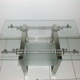 Glastisch mit Edelstahlrahmen